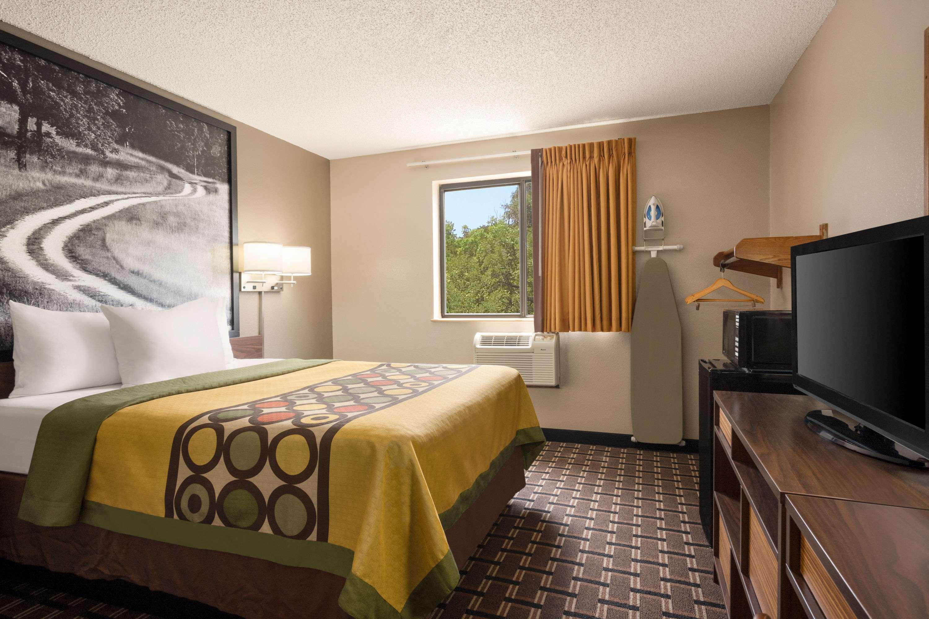 Super 8 By Wyndham Mayfield Exterior photo
